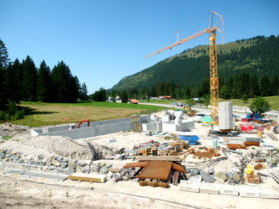 Talstation Wiedhagbahn. Das längliche Gebäude wird die Sesselgaragierung. Rechts daneben der Umlenkpfeiler.