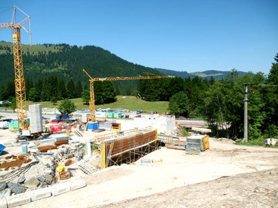 Talstation Wiedhagbahn. Der Bau im Hintergrund wird das neue Funktionsgebäude (u.a. Pumpen für die Beschneiung). Die Bewehrung für die Mauer im Vordergrund wird der neue Bachübergang für die Piste "Osthang". Bis zur Höhe dieses Übergangs (etwa 3 Meter über dem jetzigen Bodenniveau) wird das ganze Gelände aufgeschüttet. So wird erreicht, dass man in Zukunft auch von der Piste "Osthang" ohne Stockeinsatz zur Bahn gelangt.