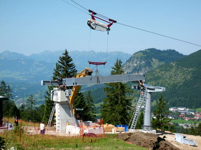 Bergstation Grenzwiesbahn. Mit Hilfe der Bauseilbahn wird ein tonnenschwerer Verbindungsträger der Bergstation montiert.