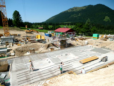 Talstation Grenzwiesbahn. Das Gebäude im Vordergrund wird wohl die Sesselgaragierung.