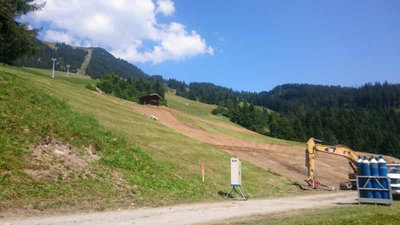 Abtrag der Wiese um die Talstation (Mittwoch)