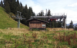 Der alte Sessellift ist mittlerweile von Stühlen und Seil befreit worden, sonst konnte ich noch keine Arbeiten erkennen.