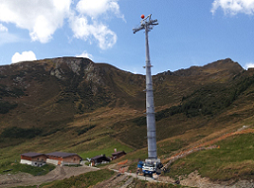 Eine nicht all zu kleine Stütze mit der Geolsalm im Hintergrund.