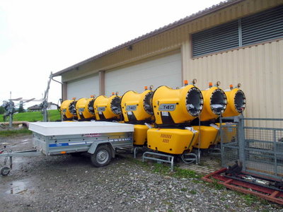 Auch bei der Beschneiung wird investiert. Diese 15 nagelneuen Schneekanonen von Techno Alpin stehen bei der Iselerbahn.