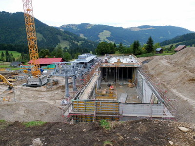 Talstation Grenzwiesbahn, Blickrichtung Tal. Die Sesselgaragierung rechts wird wohl noch mit Erde überdeckt, so dass sie von oben nicht zu sehen sein wird.