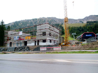 Das Funktionsgebäude der Wiedhagbahn von der Straße aus. ein ziemlich mächtiger Baukörper mit 3 Stockwerken. In die noch offene Mitte kommt wohl die Gastronomie.