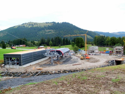 Wiedhagbahn Talstation. Links die Sesselgaragierung, in der Mitte die Bahn, rechts das Funktionsgebäude.