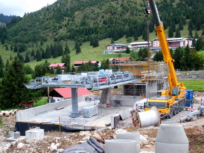Zubringerbahn Talstation, Blick von oben Richtung Kinderhotel. Vor dem Autokran liegt bereits die Seilrolle.