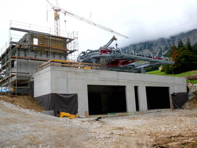 Blick von unten auf die Garagen für die Pistenraupen.
