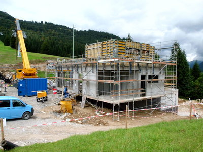 Zubringerbahn Talstation. In die vordere Ecke kommt wohl der Kassenbereich.