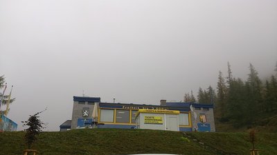Die Talstation der Ramsauer Gletscherbahn ; die namensgebende Südwand sieht man durch den Nebel nicht ; die 3000m sind natürlich maßlos übertrieben!