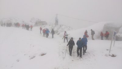 präparierter Weg am Gletscher ; rechts der Eingang zum Eispalast ; es war gut was los am Gletscher - extremst viele Langläufer, v.a. aus Osteuropa