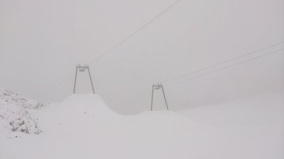 Stützen an den Schladminger Gletscherliften ; man sieht gut, wie viel für regulären Schleppliftbetrieb noch fehlt ; der rechte Lift der Doppelanlage ist übrigens aus dem Pistenplanprospekt verschwunden