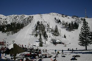 DDSB Njivice am Nachmittag, viele Besucher waren lieber auf den Terassen als auf der Piste, trotzdem waren beide Paralellbahnen bis 16:00 voll.