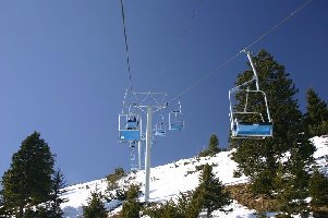 DSB Kriska Planina, dieser ebenfalls alte Poma - Lift wird wohl noch eine Weile stehen bleiben, deshalb erhielt er neue Sessel. Bequemer als die alten Holzlattensessel sind sie auf jeden Fall, auch Platz für die Beine gibt es unter dem Bügel nun genug.