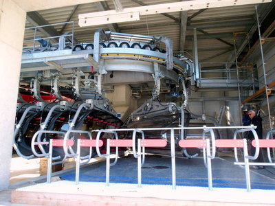 Die Einfahrt in die Zubringerbahn mit dem Förderband.