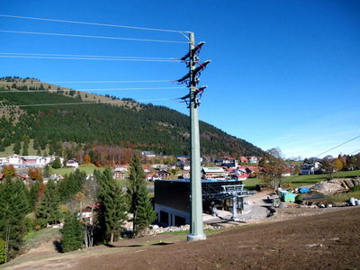 Der Strommast im Vordergrund musste neu gesetzt werden. Bis vor ein paar Wochen hat die Stromleitung noch die Trasse der Bahn überquert. Die Leitung  wurde nun ab dem neuen Mast unter die Erde gelegt.