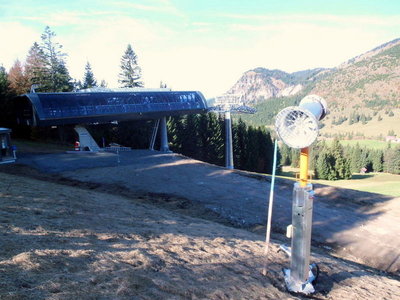 Bergstation Zubringerbahn. Die stationäre Schneekanone im Vordergrund ist ebenfalls neu.
