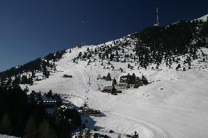 DSB Kriska planina mit Piste von Krzisce aus gesehen.
