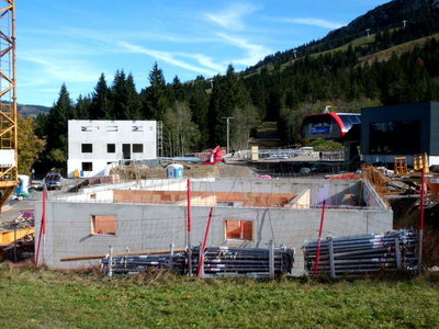 Diese neue Baustelle im Vordergrund wird die neue Gastronomiehütte der Wiedhagbahn. Das Untergeschoss (u.a. Toiletten) wird massiv betoniert. Die eigentliche Hütte wird dann aus Zeitgründen in Holzfertigteilen angeliefert und aufgestellt.