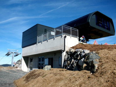 Wiedhagbahn Bergstation. Im Untergeschoss des Aufsichtshäuschens gibt es Toiletten.