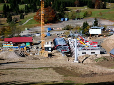 Grenzwiesbahn Talstation von oben. Links das alte Stationsgebäude des Grenzwieslifts. In der Mitte die Bahn. Rechts die Sesselgaragierung.