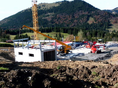 Auf dem betonierten Untergeschoss der Sesselgarage wird mit einer Stahlkonstruktion noch eine Halle draufgesetzt (wohl Garage/Werkstatt für die Pistenraupen).