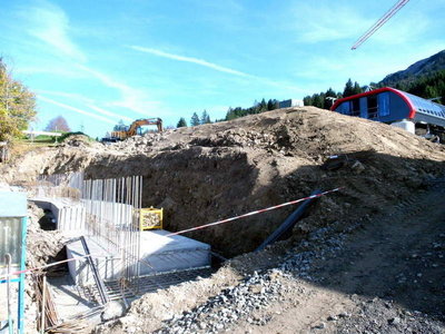 Dieses Fundament zwischen Parkplatz und Grenzwiesbahn wird wohl eine Stützmauer, die dazu dient, den Anstellraum vor der Bahn zu vergrößern.