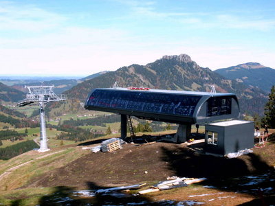 Grenzwiesbahn Bergstation. Im Hintergrund der Sorgschrofen.