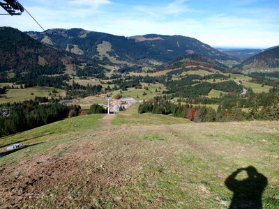 Der Grenzwieshang von oben. Die Hauptabfahrt wird in Zukunft rechts der Bahn verlaufen. Ein schöner breiter Hang mit idealer Neigung für den Genußskifahrer und ohne einen lästigen Ziehweg am Anfang oder am Schluß. Das könnte mein Lieblingshang werden...