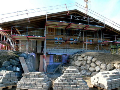 Der Erweiterungsbau der Meckatzer Sportalp ist von außen schon ziemlich weit gediehen.