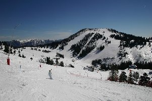 Piste unter der DSB Kriska Planina und Blick zu den beiden Krzisce Pisten mit dem gleichnamigen Doppelschlepper. Hier gibt es in dieser saison das erste Mal Schneekanonen, damit hat Krvavec 100% Beschneiung.