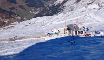 Talstation, ein Bagger kümmert sich um den Zufahrtsweg