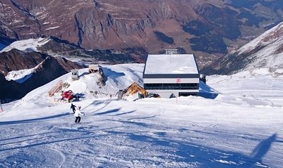 Bergstation, ein Bagger macht Platz für den Ausstiegsbereich