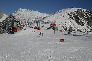 Bergstation DDSB Njivice (Girak), dahinter der höchste erschlossene Berg des Skigebietes (Zvoh, 1971 m) und dahinter links der langjährige Wunsch der Liftbetreiber (und vieler Skifahrer), der 2224 m hohe Kalski Greben. Leider immer noch ohne Lifte ...