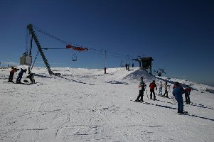 Die kennt ihr aus dem Rateforum: Bergstation DSB Vrh Krvavca. In Alpe d'Huez habe ich auch noch einige solcher altmodisch anmutenden Konstruktionen  gefunden ...