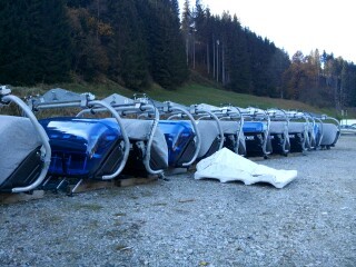 12 Sessel stehen noch am parkplatz ca.18 Sessel fehlen noch