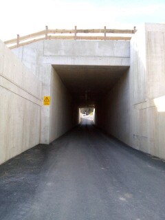 Unterführung für Autos unter der Piste