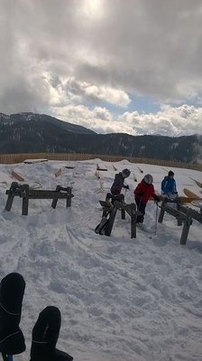 Foto müsste vom 03.04.2015 oben auf dem Asitz stammen. Zwei Tage vorher war die Terasse noch geräumt, ganz normal mit Steinfußboden....