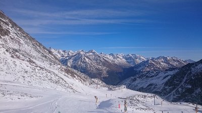 Am Einzeiger, Links Schwarzkogl benötigt noch viel Schnee