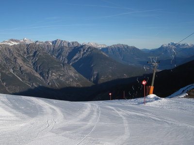 Rifenalabfahrt, rechts der 1-SL Panorama, links im Hintergrund die Lechtaler Alpen