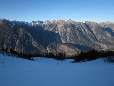 Weinbergabfahrt, im Hintergrund die Lechtaler Alpen
