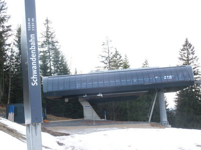 Bergstation der 8-KSB. Wie auf dem Bild zu erkennen ist und auch bereits im Forum erwähnt, wurde die Bahn jetzt doch "Schwandenbahn" getauft. Der Projektname während der Bauarbeiten war ja noch "Zubringerbahn".