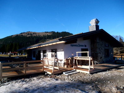 Die neue Gastronomiehütte der Wiedhagbahn, die mal wieder nach einer Biermarke benannt wurde (Erdinger Urweiße). Im rechten Teil der Hütte befindet sich der Kassenbereich der Wiedhagbahn.