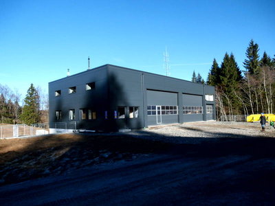 Funktionsgebäude der Wiedhagbahn. In der Mitte Platz für zwei Pistenraupen. Im linken Teil des Gebäudes befindet sich jetzt neuerdings der Bergwachtposten, der bisher an der Iselerbahn war.
