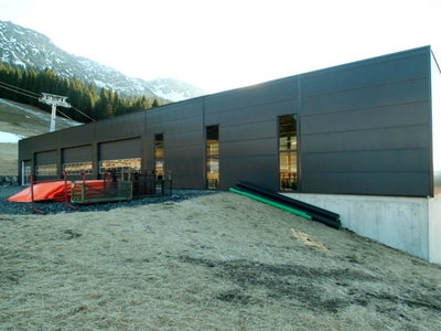 Funktionsgebäude der Grenzwiesbahn. Platz für drei Pistenraupen und diverse andere Gerätschaften.