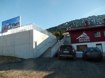 Der Zugang vom Parkplatz zur Grenzwiesbahn erfolgt nun über diese neue Treppe. Die Errichtung der Mauer war notwendig, um den Anstellraum vor der Bahn zu vergrößern.