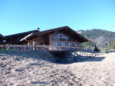 Vorne der Erweiterungsbau der Mekatzer Sportalp.