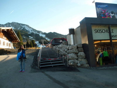 Diese neue Treppe erleichtert den Zugang vom Skischulgebäude zur Iselerbahn.