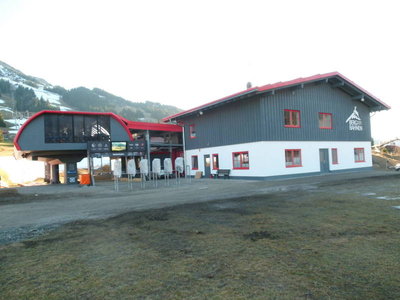 Die Talstation der Iselerbahn wurde in einem Grauton neu angestrichen und so das Design an die neuen Bahnen angepasst.